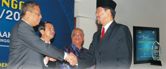 CNI Accepts Business Ethics Excellence Award 2010/2011